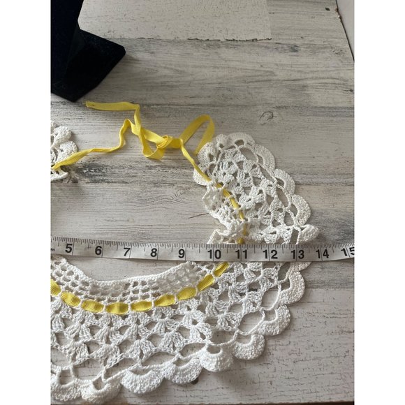 White crocheted collar with yellow ribbon closure - Picture 6 of 6